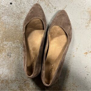 Vionic Taupe Suede Pointy Toe Laser Cutout Flats Size 9 EUC